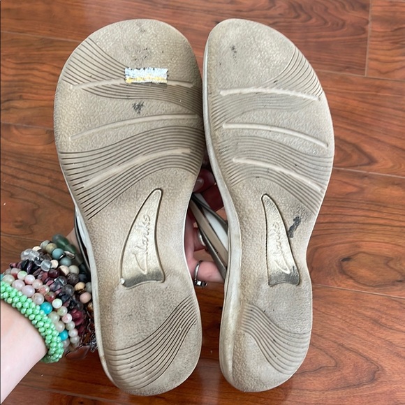 Clarks Women's Cloudsteppers Cushion Soft Tan and Cream Flip Flop Sandals - Picture 4 of 5